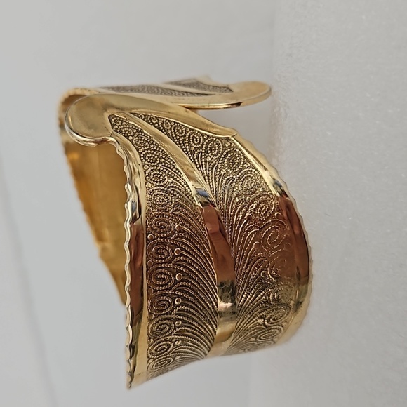 Hindged Retro Goldtone 2 1/4" Dia. Bracelet - Picture 7 of 7